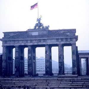 Mur de Berlin en 1967 devant la Porte de Brandebourg