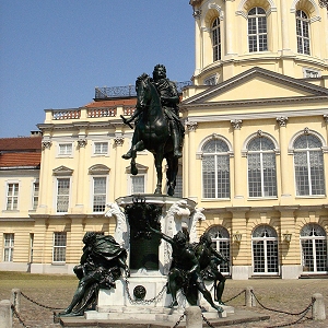 Statue du Grand Electeur située dans la cour d'honneur du château de Charlottenbourg