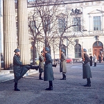 Photos de Berlin en 1967, la relève de la Garde de la NVA devant le Mémorial aux Victimes du fascisme et du militarisme