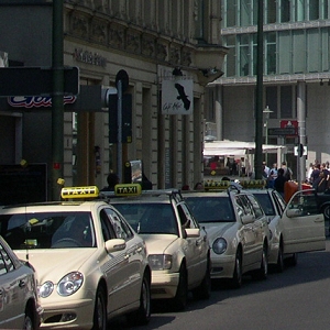 Berliner Taxis am Checkpoint Charlie, Taxis berlinois à Checkpoint Charlie