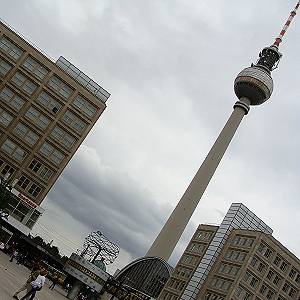 Alexanderplatz avec vue sur le Berolinahaus, Fernsehturm, et l'Alexanderhaus