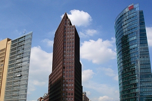 Potsdamer Platz mit Debis Haus, Kollhoff-Tower, DB Tower; la Potsdamer Platz avec les tours Debis, Kollhoff et Deutsche Bahn