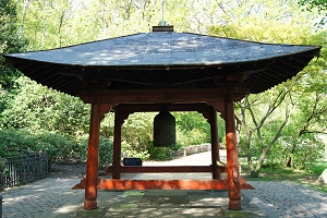 Weltfriedensglocke im Volkspark Friedrichshain